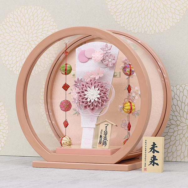 羽子板 久月 つまみ細工 髪飾り付き 羽子板 桃 パールピンク塗り 鞠三連つるし付き 円形 丸型アクリルケース 詳細画像 久月 羽子板 つまみ細工 髪飾り付き 羽子板 桃 パールピンク塗り 鞠三連つるし付き 円形 丸型アクリルケース 詳細画像