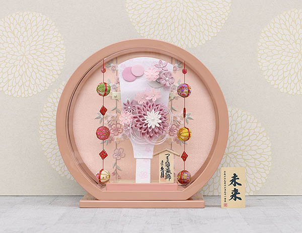 羽子板 久月 つまみ細工 髪飾り付き 羽子板 桃 パールピンク塗り 鞠三連つるし付き 円形 丸型アクリルケース 詳細画像 久月 羽子板 つまみ細工 髪飾り付き 羽子板 桃 パールピンク塗り 鞠三連つるし付き 円形 丸型アクリルケース 詳細画像