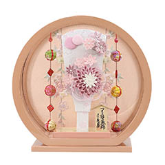 羽子板: つまみ細工 髪飾り付き 羽子板 桃 パールピンク塗り 鞠三連つるし付き 円形 丸型アクリルケース