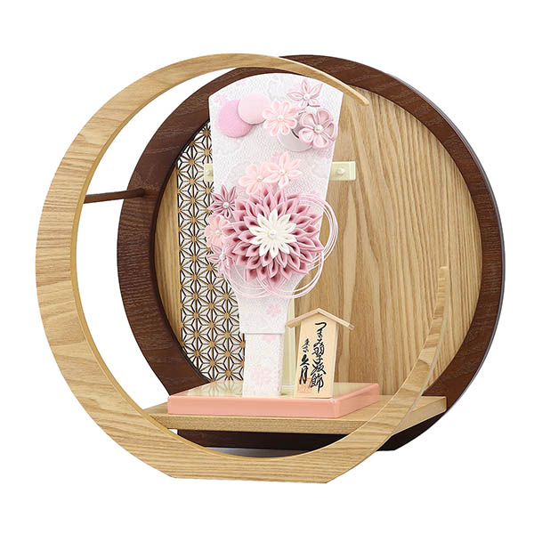 羽子板 久月 つまみ細工 髪飾り付き 羽子板 桃 透かし麻の葉模様 木製 円形 三日月形飾り台 (大) 詳細画像 久月 羽子板 つまみ細工 髪飾り付き 羽子板 桃 透かし麻の葉模様 木製 円形 三日月形飾り台 (大) 詳細画像