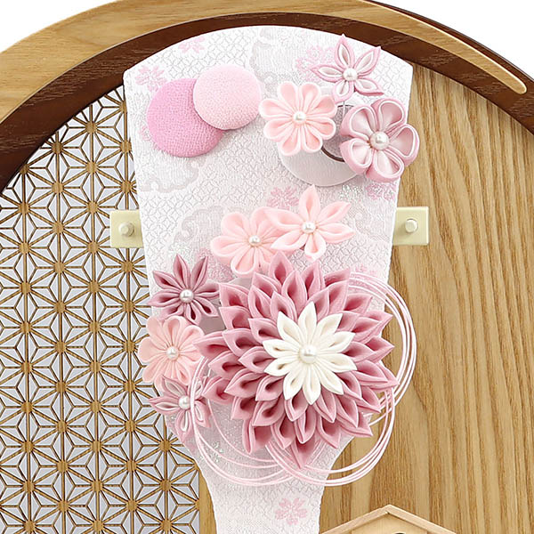 羽子板 久月 つまみ細工 髪飾り付き 羽子板 桃 透かし麻の葉模様 木製 円形 三日月形飾り台 (大) 詳細画像 久月 羽子板 つまみ細工 髪飾り付き 羽子板 桃 透かし麻の葉模様 木製 円形 三日月形飾り台 (大) 詳細画像