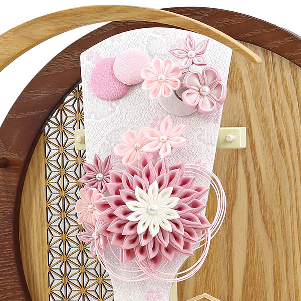 羽子板 久月 つまみ細工 髪飾り付き 羽子板 桃 透かし麻の葉模様 木製 円形 三日月形飾り台 (大) 詳細画像 久月 羽子板 つまみ細工 髪飾り付き 羽子板 桃 透かし麻の葉模様 木製 円形 三日月形飾り台 (大) 詳細画像