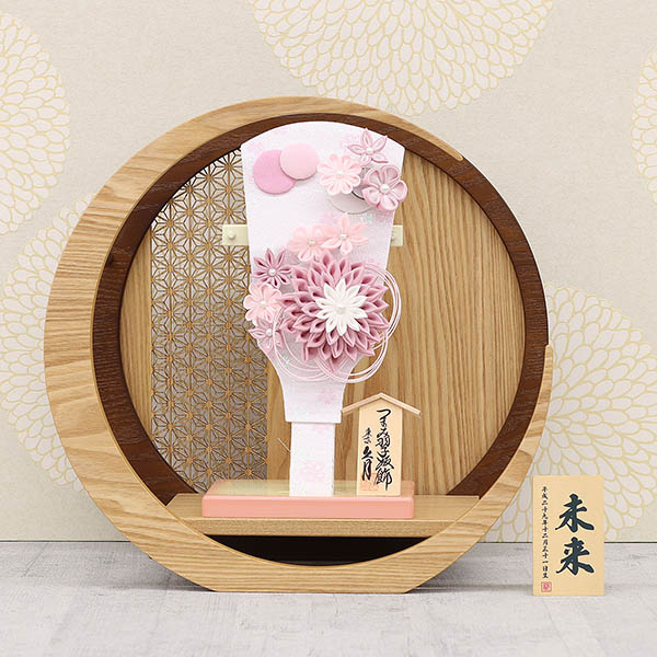 羽子板 久月 つまみ細工 髪飾り付き 羽子板 桃 透かし麻の葉模様 木製 円形 三日月形飾り台 (大) 詳細画像 久月 羽子板 つまみ細工 髪飾り付き 羽子板 桃 透かし麻の葉模様 木製 円形 三日月形飾り台 (大) 詳細画像