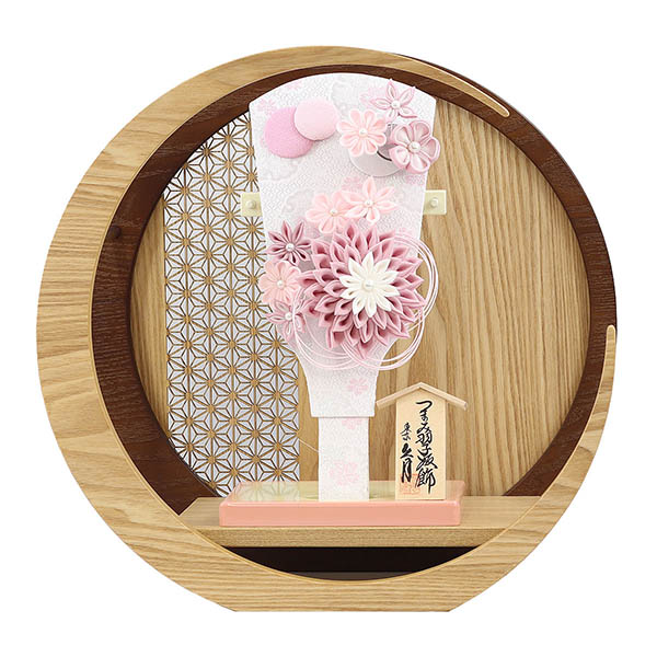 つまみ細工 髪飾り付き 羽子板 桃 透かし麻の葉模様 木製 円形 三日月形飾り台 (大)