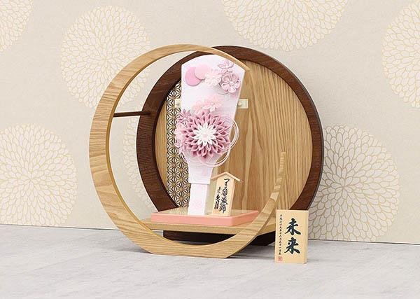 羽子板 久月 つまみ細工 髪飾り付き 羽子板 桃 透かし麻の葉模様 木製 円形 三日月形飾り台 (大) 詳細画像 久月 羽子板 つまみ細工 髪飾り付き 羽子板 桃 透かし麻の葉模様 木製 円形 三日月形飾り台 (大) 詳細画像