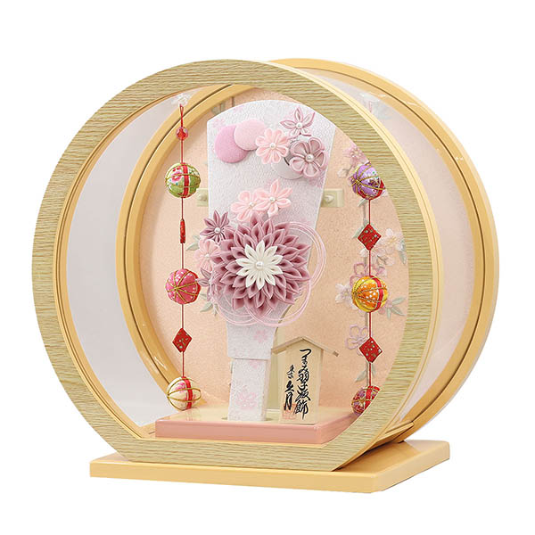 久月　 羽子板　つまみ細工 髪飾り付き 羽子板 桃 桧風木目調 鞠三連つるし付き 円形 丸型アクリルケース　詳細画像