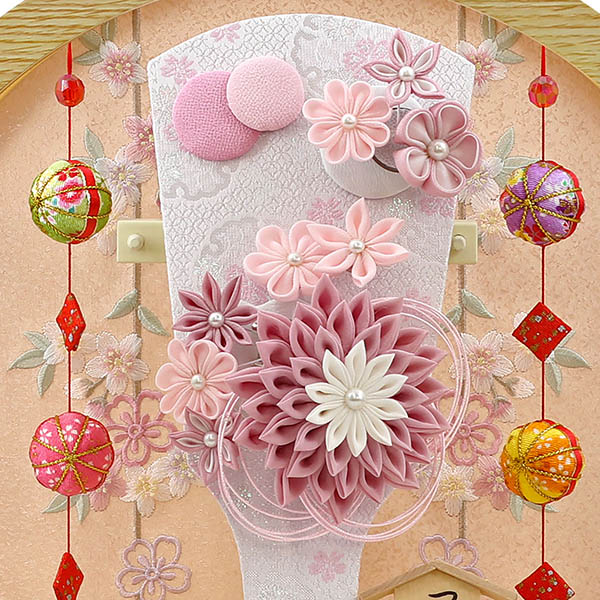 久月　 羽子板　つまみ細工 髪飾り付き 羽子板 桃 桧風木目調 鞠三連つるし付き 円形 丸型アクリルケース　詳細画像