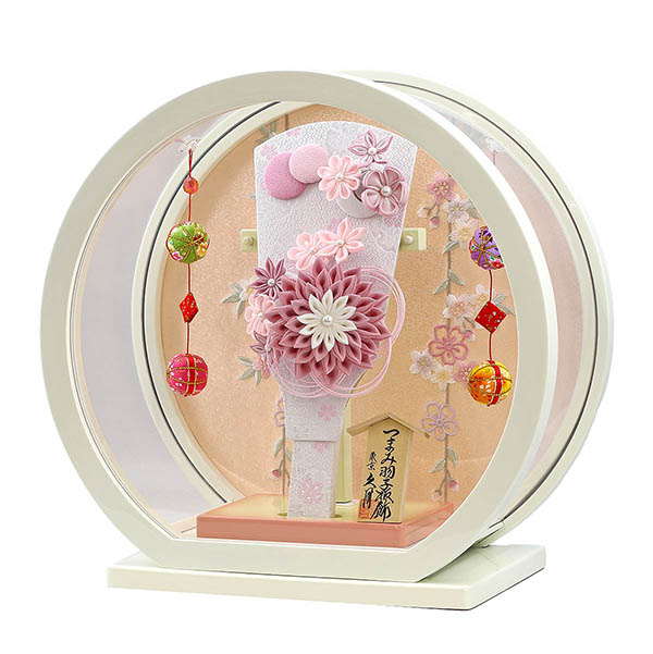 久月　 羽子板　つまみ細工 髪飾り付き 羽子板 桃 白塗り 鞠二連つるし付き 円形 丸型アクリルケース　詳細画像