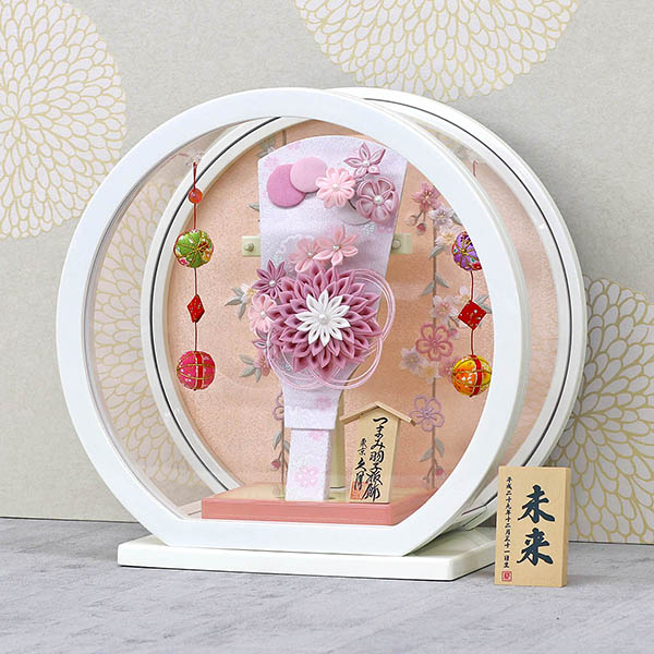 久月　 羽子板　つまみ細工 髪飾り付き 羽子板 桃 白塗り 鞠二連つるし付き 円形 丸型アクリルケース　詳細画像