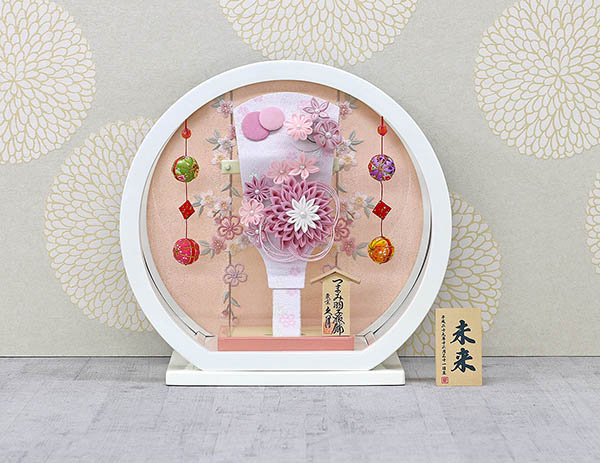 久月　 羽子板　つまみ細工 髪飾り付き 羽子板 桃 白塗り 鞠二連つるし付き 円形 丸型アクリルケース　詳細画像