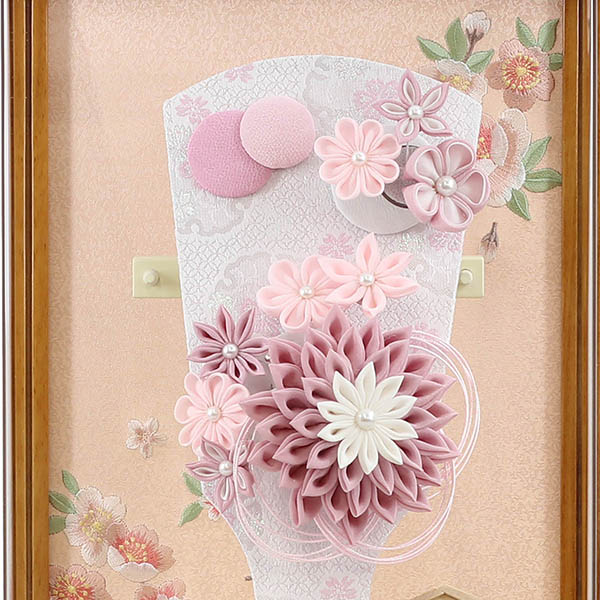 羽子板 久月 つまみ細工 髪飾り付き 羽子板 桃 杏 木目 アクリルケース 詳細画像 久月 羽子板 つまみ細工 髪飾り付き 羽子板 桃 杏 木目 アクリルケース 詳細画像