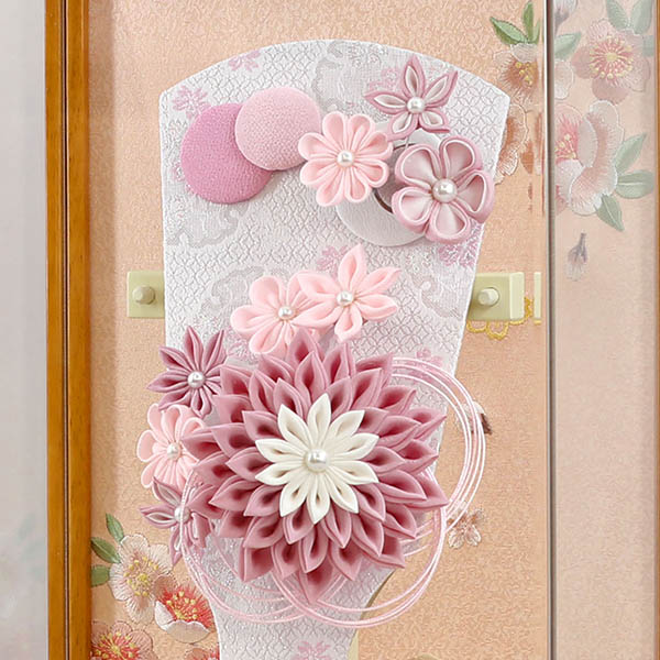 羽子板 久月 つまみ細工 髪飾り付き 羽子板 桃 杏 木目 アクリルケース 詳細画像 久月 羽子板 つまみ細工 髪飾り付き 羽子板 桃 杏 木目 アクリルケース 詳細画像