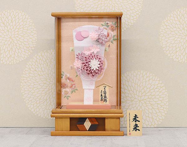 羽子板 久月 つまみ細工 髪飾り付き 羽子板 桃 杏 木目 アクリルケース 詳細画像 久月 羽子板 つまみ細工 髪飾り付き 羽子板 桃 杏 木目 アクリルケース 詳細画像