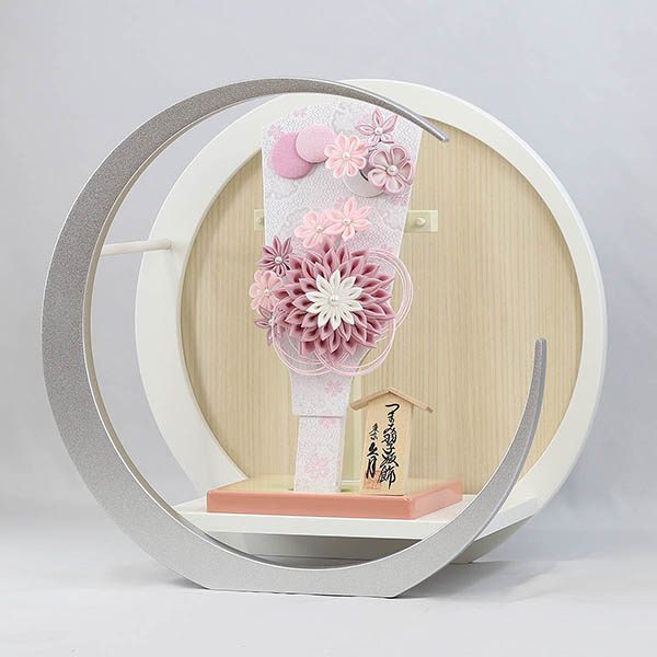 羽子板 久月 つまみ細工 髪飾り付き 羽子板 桃 白銀 木製 円形 三日月形飾り台 (大) 詳細画像 久月 羽子板 つまみ細工 髪飾り付き 羽子板 桃 白銀 木製 円形 三日月形飾り台 (大) 詳細画像