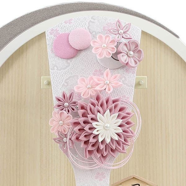 羽子板 久月 つまみ細工 髪飾り付き 羽子板 桃 白銀 木製 円形 三日月形飾り台 (大) 詳細画像 久月 羽子板 つまみ細工 髪飾り付き 羽子板 桃 白銀 木製 円形 三日月形飾り台 (大) 詳細画像