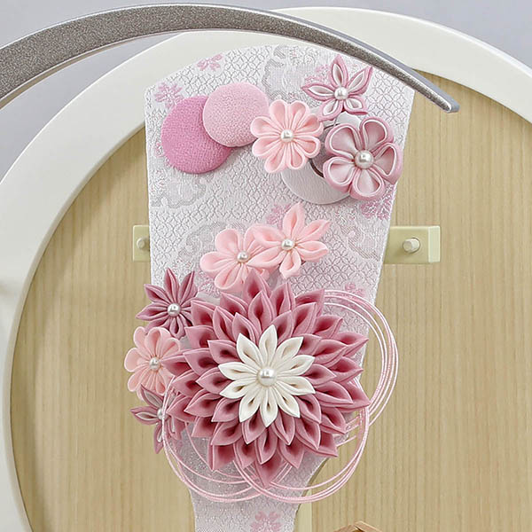 羽子板 久月 つまみ細工 髪飾り付き 羽子板 桃 白銀 木製 円形 三日月形飾り台 (大) 詳細画像 久月 羽子板 つまみ細工 髪飾り付き 羽子板 桃 白銀 木製 円形 三日月形飾り台 (大) 詳細画像