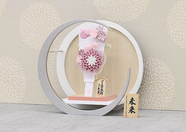 羽子板 久月 つまみ細工 髪飾り付き 羽子板 桃 白銀 木製 円形 三日月形飾り台 (大) 詳細画像 久月 羽子板 つまみ細工 髪飾り付き 羽子板 桃 白銀 木製 円形 三日月形飾り台 (大) 詳細画像