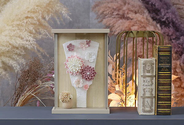 羽子板 守田 つまみ細工 羽子板 白/薄紫 壁掛け 額飾り モカ塗り アクリルケース 詳細画像 守田 羽子板 つまみ細工 羽子板 白/薄紫 壁掛け 額飾り モカ塗り アクリルケース 詳細画像