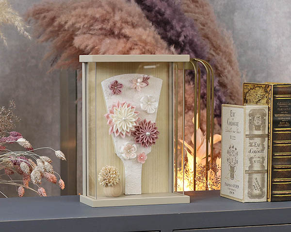 羽子板 守田 つまみ細工 羽子板 白/薄紫 壁掛け 額飾り モカ塗り アクリルケース 詳細画像 守田 羽子板 つまみ細工 羽子板 白/薄紫 壁掛け 額飾り モカ塗り アクリルケース 詳細画像