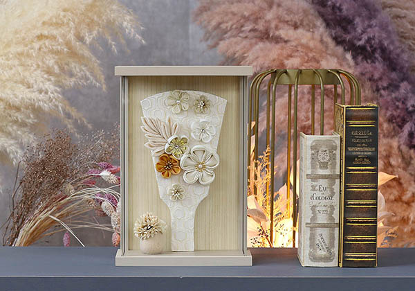 羽子板 守田 つまみ細工 羽子板 白/モカ 壁掛け 額飾り モカ塗り アクリルケース 詳細画像 守田 羽子板 つまみ細工 羽子板 白/モカ 壁掛け 額飾り モカ塗り アクリルケース 詳細画像