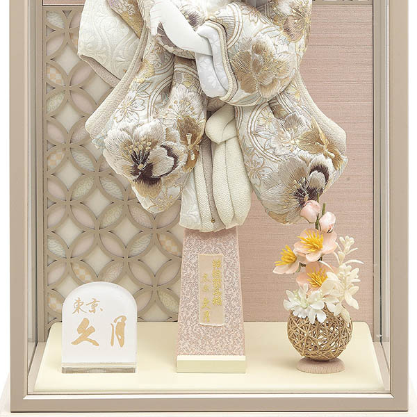 久月　 羽子板　刺繍振袖 ベージュ塗 ガラスケース飾り　詳細画像