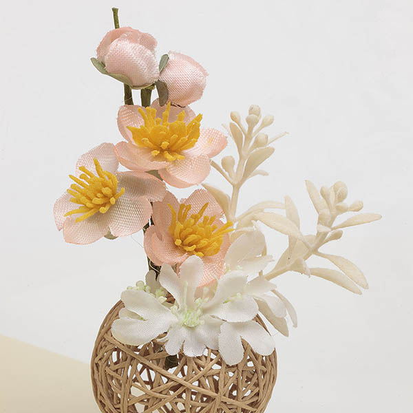 久月　 羽子板　刺繍振袖 ベージュ塗 ガラスケース飾り　詳細画像