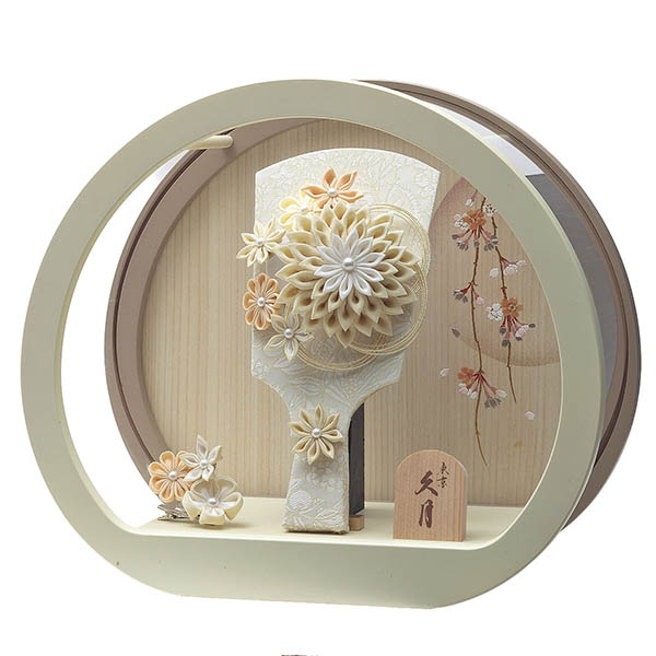 久月　 羽子板　つまみ細工 モカ 円形アクリルケース飾り 髪飾り付き　詳細画像