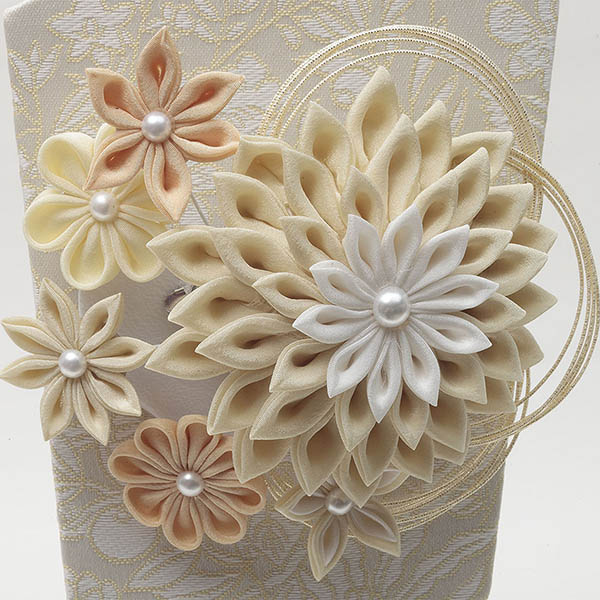 久月　 羽子板　つまみ細工 モカ 円形アクリルケース飾り 髪飾り付き　詳細画像