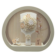 羽子板: つまみ細工 モカ 円形アクリルケース飾り 髪飾り付き