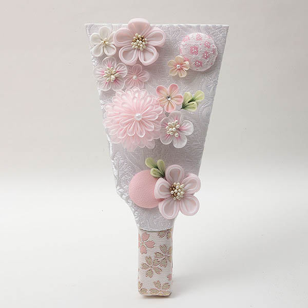 羽子板 久月 つまみ細工 桃 アイボリー塗 アクリルケース飾り 髪飾り付き 詳細画像 久月 羽子板 つまみ細工 桃 アイボリー塗 アクリルケース飾り 髪飾り付き 詳細画像