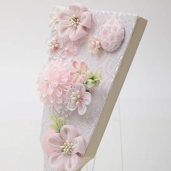 羽子板 久月 つまみ細工 桃 アイボリー塗 アクリルケース飾り 髪飾り付き 詳細画像 久月 羽子板 つまみ細工 桃 アイボリー塗 アクリルケース飾り 髪飾り付き 詳細画像