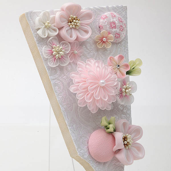 羽子板 久月 つまみ細工 桃 アイボリー塗 アクリルケース飾り 髪飾り付き 詳細画像 久月 羽子板 つまみ細工 桃 アイボリー塗 アクリルケース飾り 髪飾り付き 詳細画像