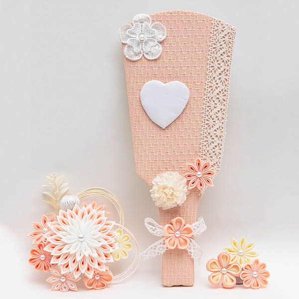 久月　 羽子板　つまみ細工 サーモン アクリルケース飾り 髪飾り付き　詳細画像