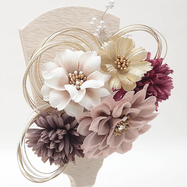 羽子板 久月 洋花 ワイン 髪飾り グレージュ塗り 円柱 アクリルケース飾り 詳細画像 久月 羽子板 洋花 ワイン 髪飾り グレージュ塗り 円柱 アクリルケース飾り 詳細画像