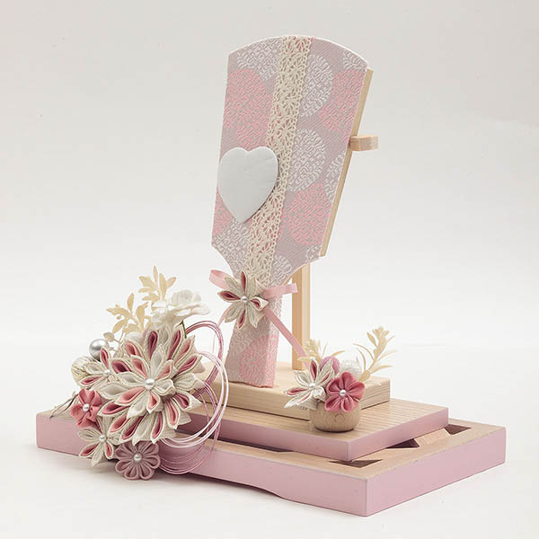 久月　 羽子板　つまみ細工 白桃 髪飾り ピンク塗 木目 アクリルケース飾り　詳細画像