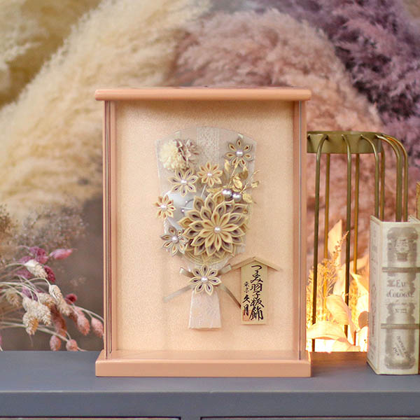 羽子板 久月 つまみ細工 髪飾り 羽子板 モカ 壁掛け 額飾り パールピンク塗り アクリルケース 詳細画像 久月 羽子板 つまみ細工 髪飾り 羽子板 モカ 壁掛け 額飾り パールピンク塗り アクリルケース 詳細画像