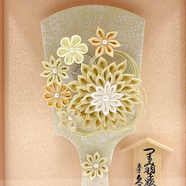 羽子板 久月 つまみ細工 髪飾り 羽子板 アイボリー 壁掛け 額飾り パールピンク塗り アクリルケース 詳細画像 久月 羽子板 つまみ細工 髪飾り 羽子板 アイボリー 壁掛け 額飾り パールピンク塗り アクリルケース 詳細画像