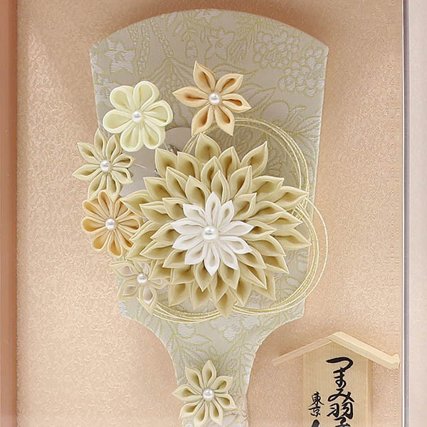 羽子板 久月 つまみ細工 髪飾り 羽子板 アイボリー 壁掛け 額飾り パールピンク塗り アクリルケース 詳細画像 久月 羽子板 つまみ細工 髪飾り 羽子板 アイボリー 壁掛け 額飾り パールピンク塗り アクリルケース 詳細画像