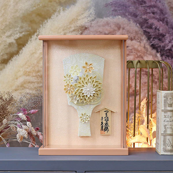 羽子板 久月 つまみ細工 髪飾り 羽子板 アイボリー 壁掛け 額飾り パールピンク塗り アクリルケース 詳細画像 久月 羽子板 つまみ細工 髪飾り 羽子板 アイボリー 壁掛け 額飾り パールピンク塗り アクリルケース 詳細画像