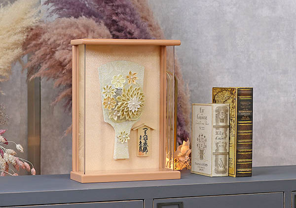 羽子板 久月 つまみ細工 髪飾り 羽子板 アイボリー 壁掛け 額飾り パールピンク塗り アクリルケース 詳細画像 久月 羽子板 つまみ細工 髪飾り 羽子板 アイボリー 壁掛け 額飾り パールピンク塗り アクリルケース 詳細画像