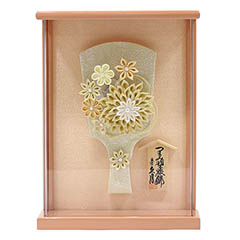 羽子板: つまみ細工 髪飾り 羽子板 アイボリー 壁掛け 額飾り パールピンク塗り アクリルケース