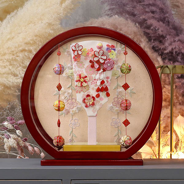 東玉　 羽子板　つまみ細工 羽子板 赤 白檀塗り 鞠三連つるし付き 円形 丸型アクリルケース飾り　詳細画像