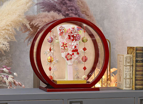 東玉　 羽子板　つまみ細工 羽子板 赤 白檀塗り 鞠三連つるし付き 円形 丸型アクリルケース飾り　詳細画像