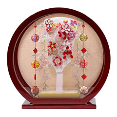 羽子板: つまみ細工 羽子板 赤 白檀塗り 鞠三連つるし付き 円形 丸型アクリルケース飾り