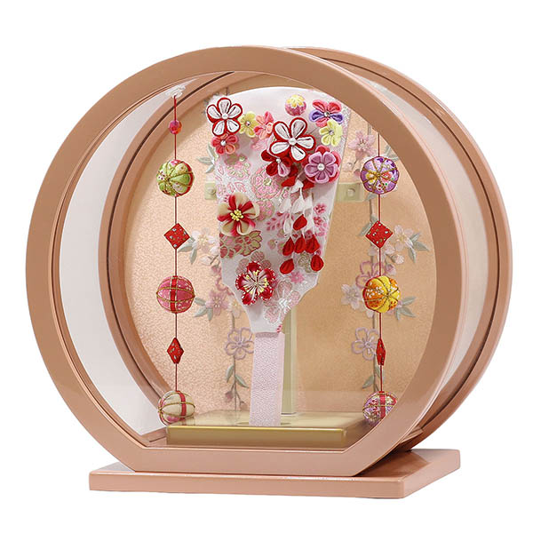 東玉　 羽子板　つまみ細工 羽子板 赤 パールピンク塗り 鞠三連つるし付き 円形 丸型アクリルケース飾り　詳細画像