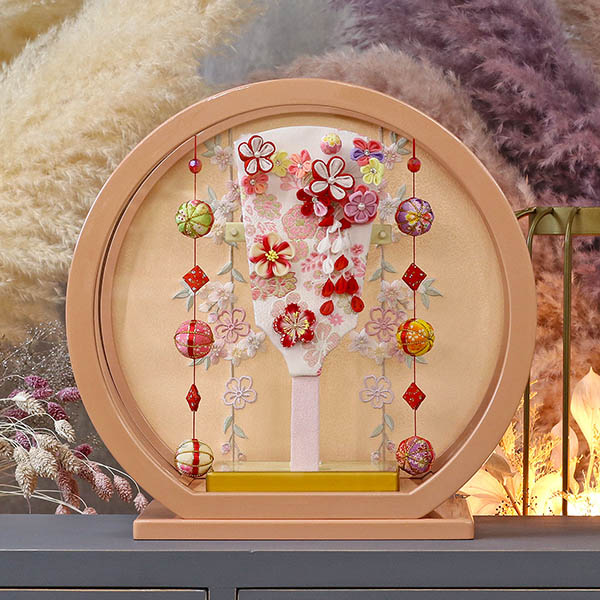 東玉　 羽子板　つまみ細工 羽子板 赤 パールピンク塗り 鞠三連つるし付き 円形 丸型アクリルケース飾り　詳細画像