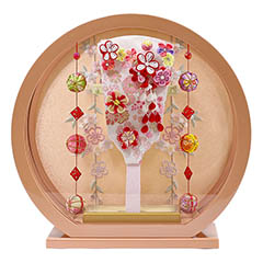 羽子板: つまみ細工 羽子板 赤 パールピンク塗り 鞠三連つるし付き 円形 丸型アクリルケース飾り