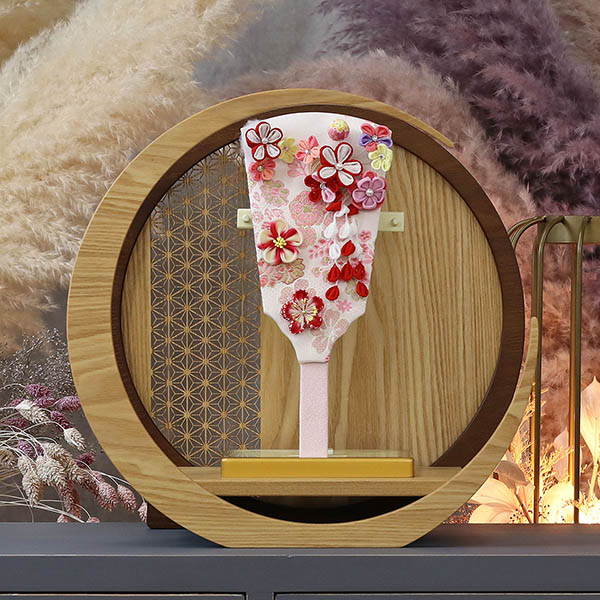 羽子板 東玉 つまみ細工 羽子板 赤 透かし麻の葉模様 木製 円形 三日月形飾り台 (大) 詳細画像 東玉 羽子板 つまみ細工 羽子板 赤 透かし麻の葉模様 木製 円形 三日月形飾り台 (大) 詳細画像