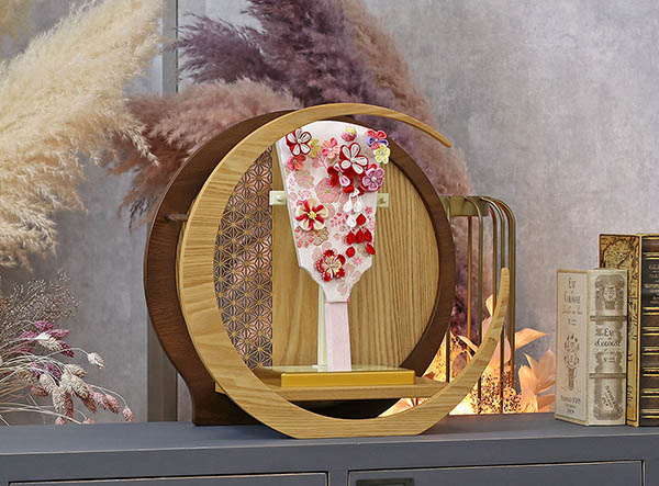 羽子板 東玉 つまみ細工 羽子板 赤 透かし麻の葉模様 木製 円形 三日月形飾り台 (大) 詳細画像 東玉 羽子板 つまみ細工 羽子板 赤 透かし麻の葉模様 木製 円形 三日月形飾り台 (大) 詳細画像