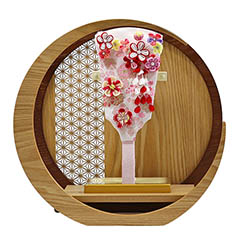 羽子板: つまみ細工 羽子板 赤 透かし麻の葉模様 木製 円形 三日月形飾り台 (大)